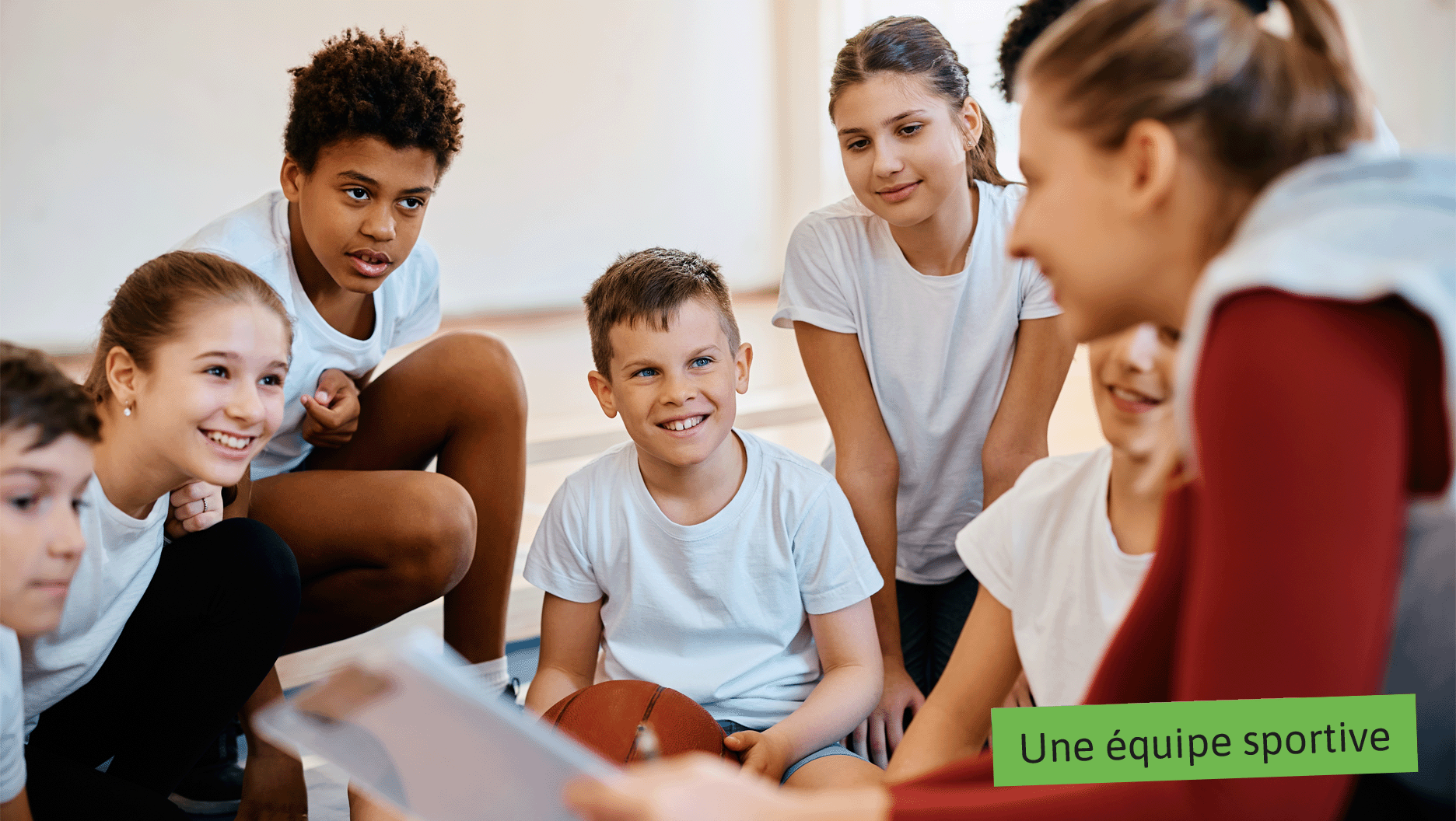 Une équipe sportive : des jeunes écoutent leur entraîneuse leur donner des conseils.