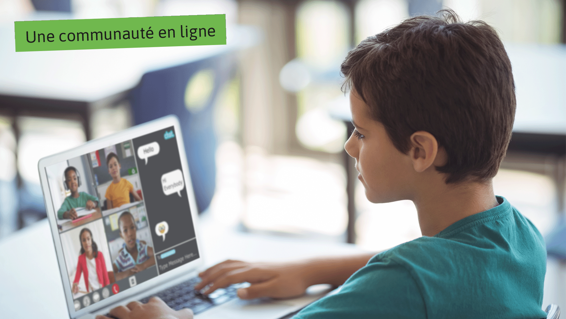 Une communauté en ligne: un jeune participe à une vidéoconférence avec ses amis.