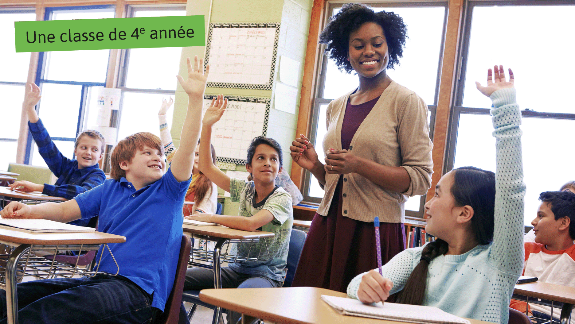 Une classe de quatrième année: des élèves prennent part à une discussion en classe.