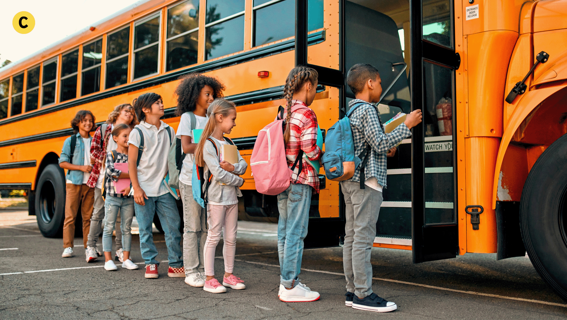 Des enfants montent dans un autobus scolaire.