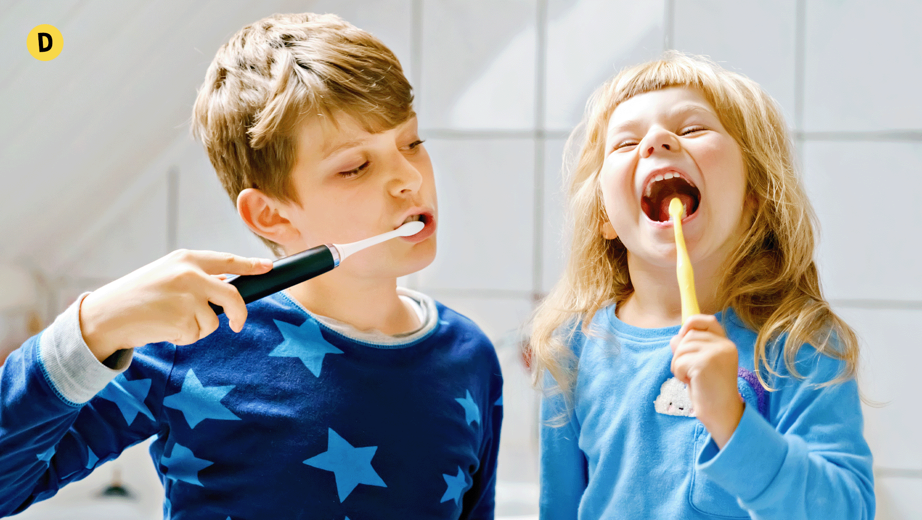 Des enfants en pyjama se brossent les dents.