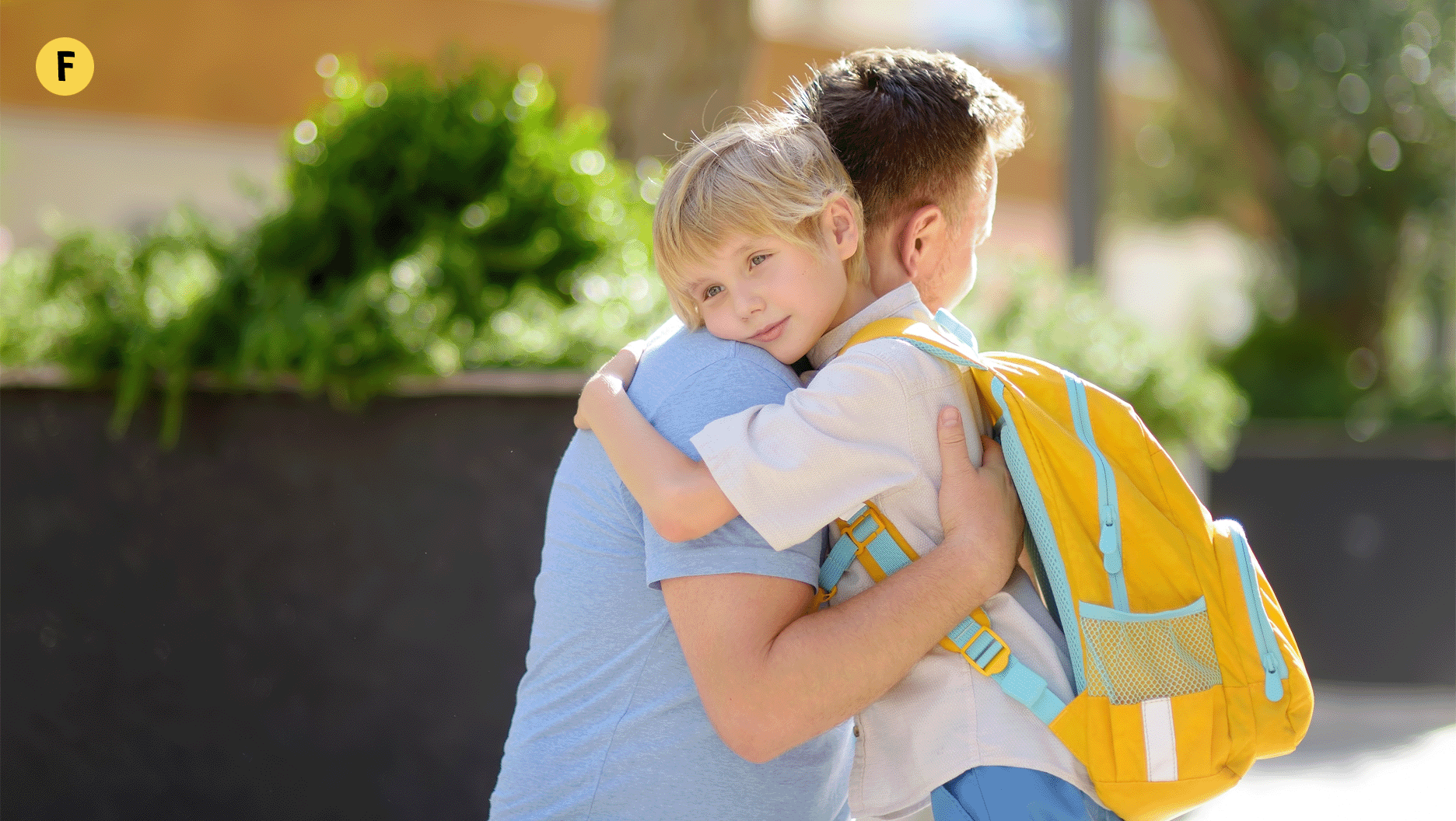 Un garçon dit au revoir à son papa avant de partir pour l’école.