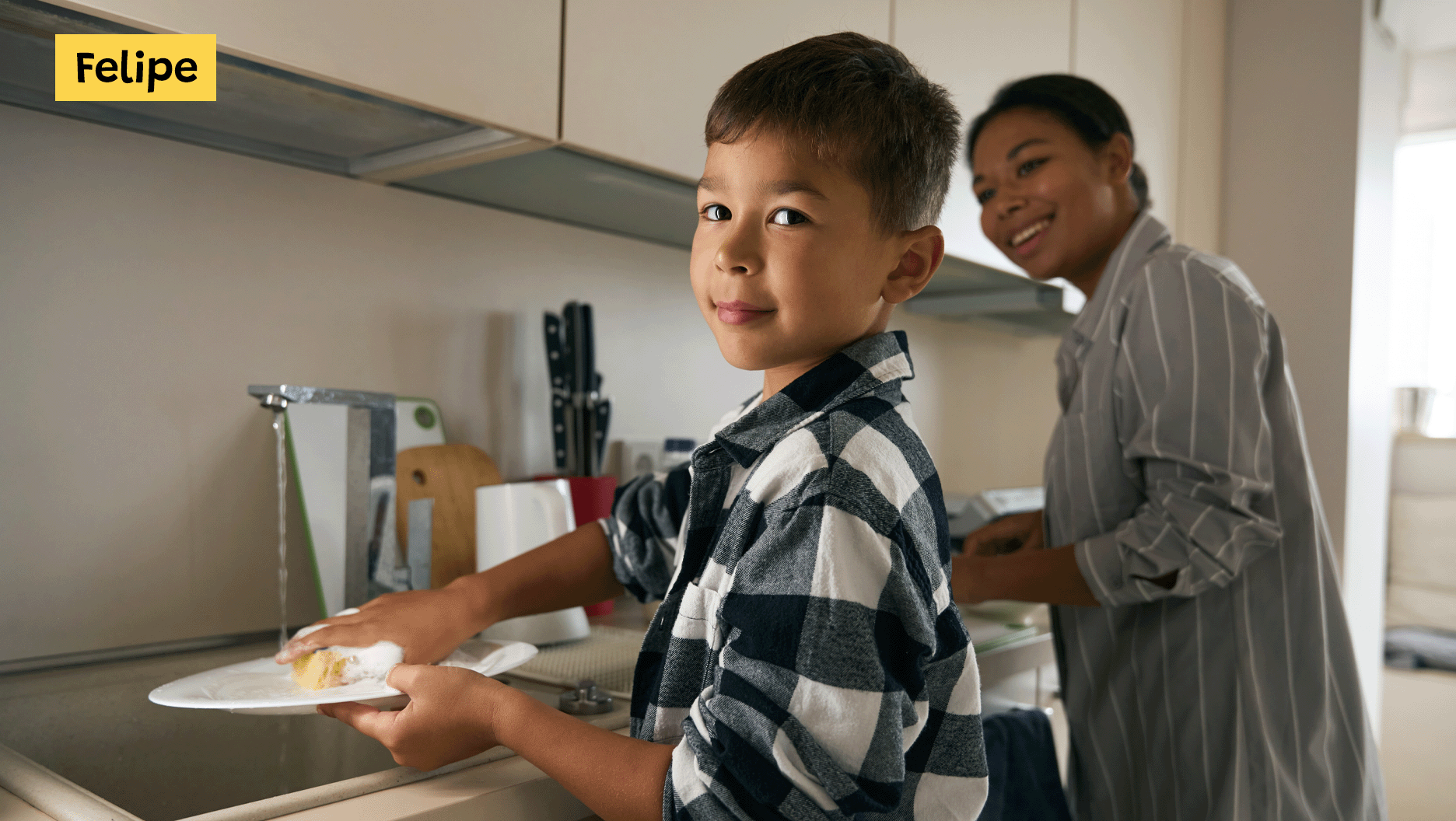 Felipe fait la vaisselle avec sa maman.