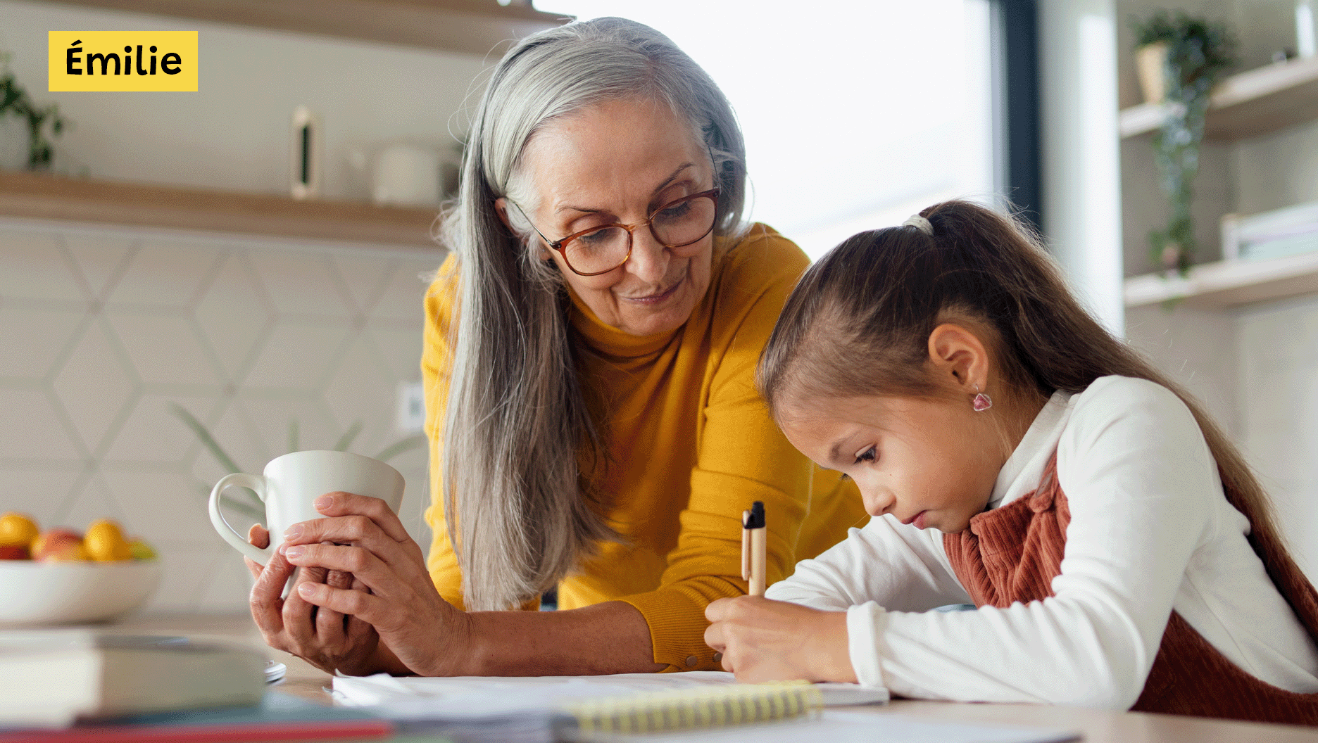 Émilie fait ses devoirs avec sa grand-maman.