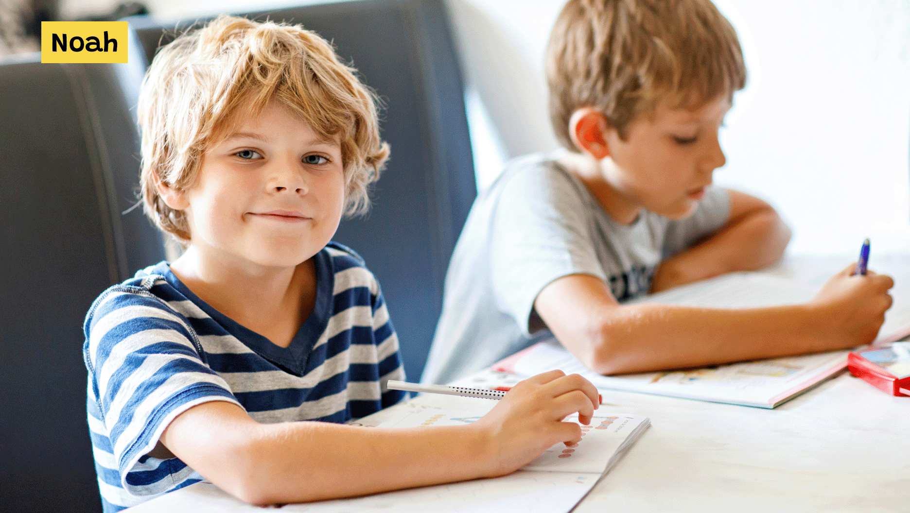 Noah fait ses devoirs dans la cuisine avec son cousin.