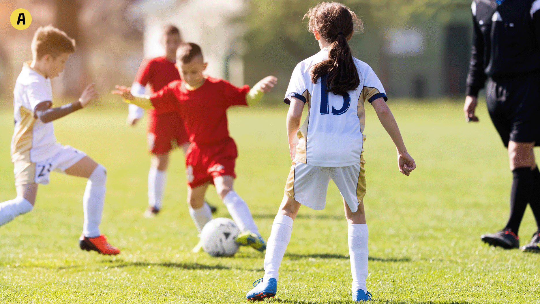 Des enfants qui jouent au soccer.