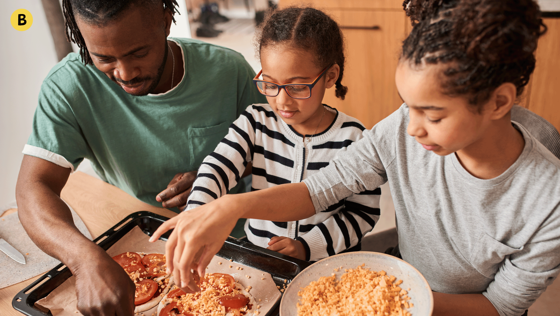 Une famille qui cuisine.