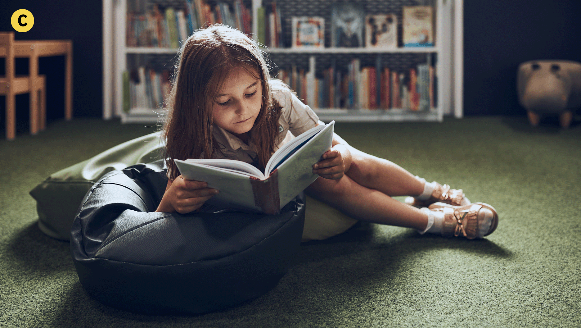 Une fille qui lit une bande dessinée.