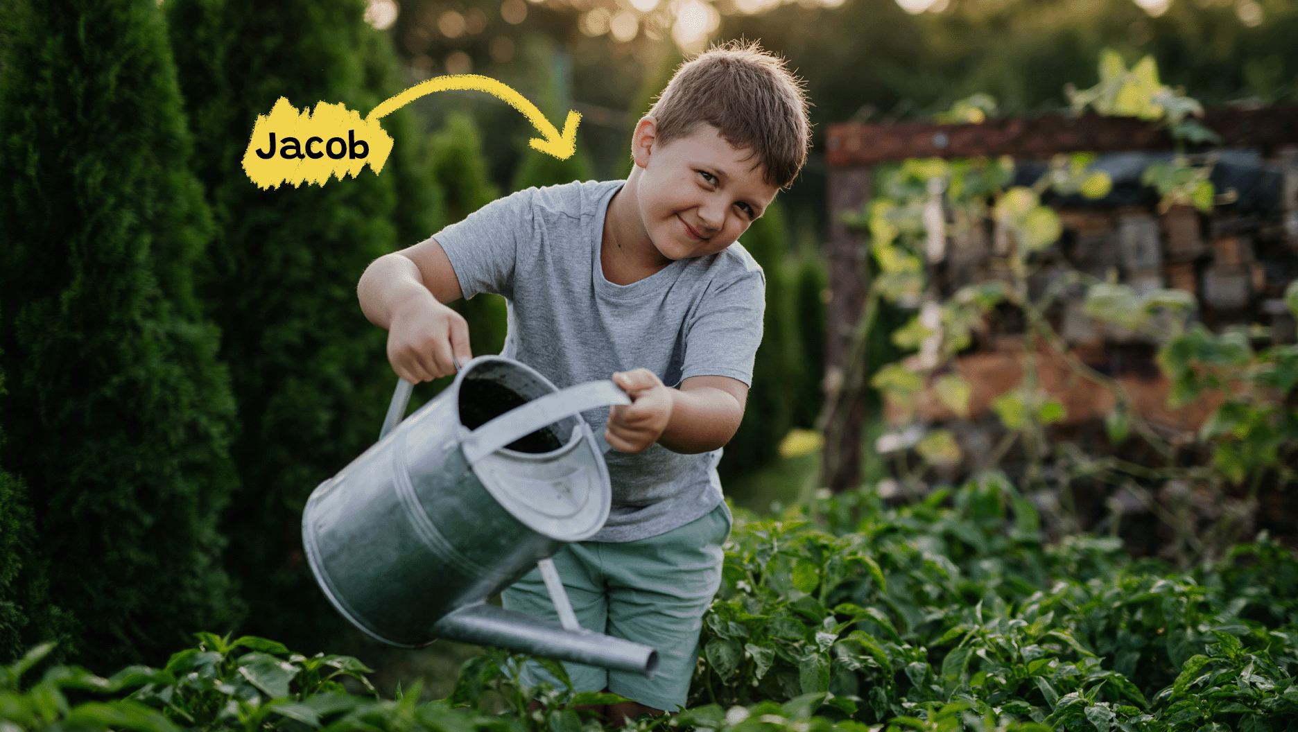 Jacob jardine dans un potager.