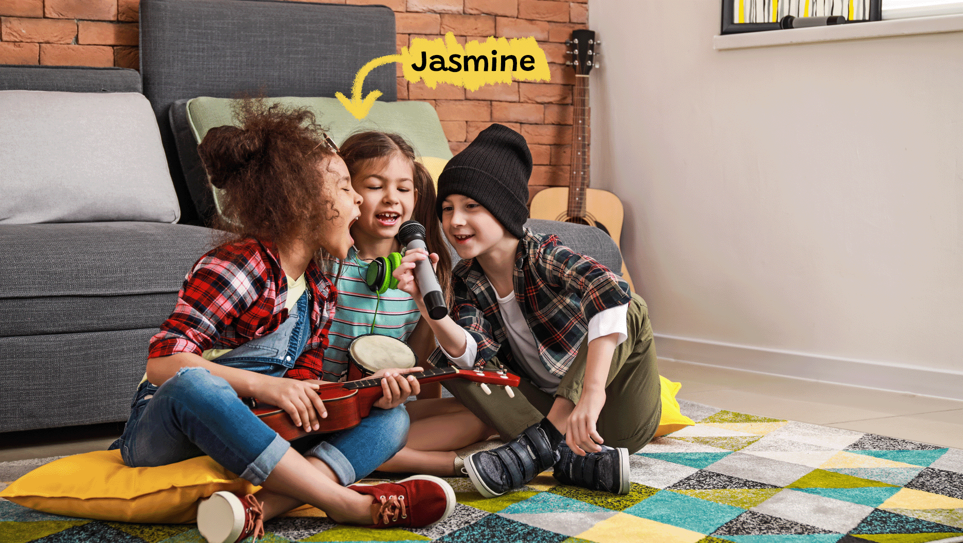 Jasmine et deux amis font du karaoké.