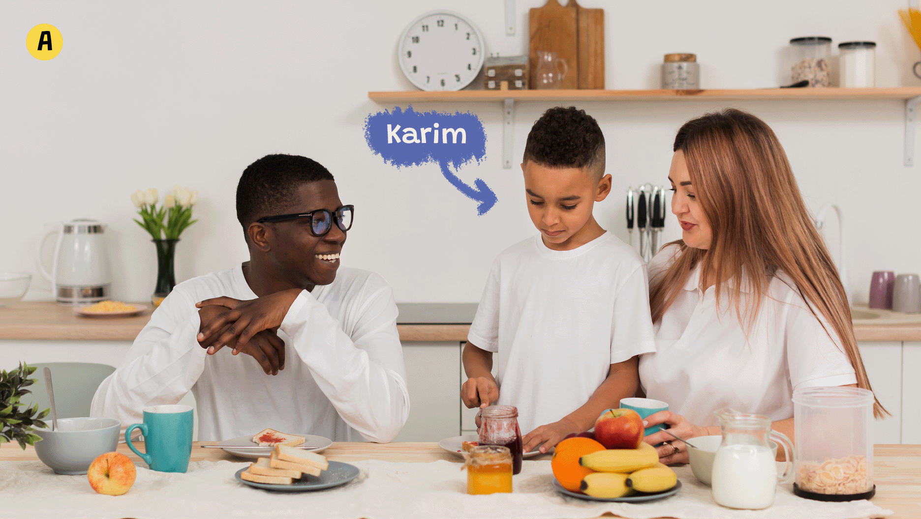 Karim mange son petit-déjeuner avec ses parents.
