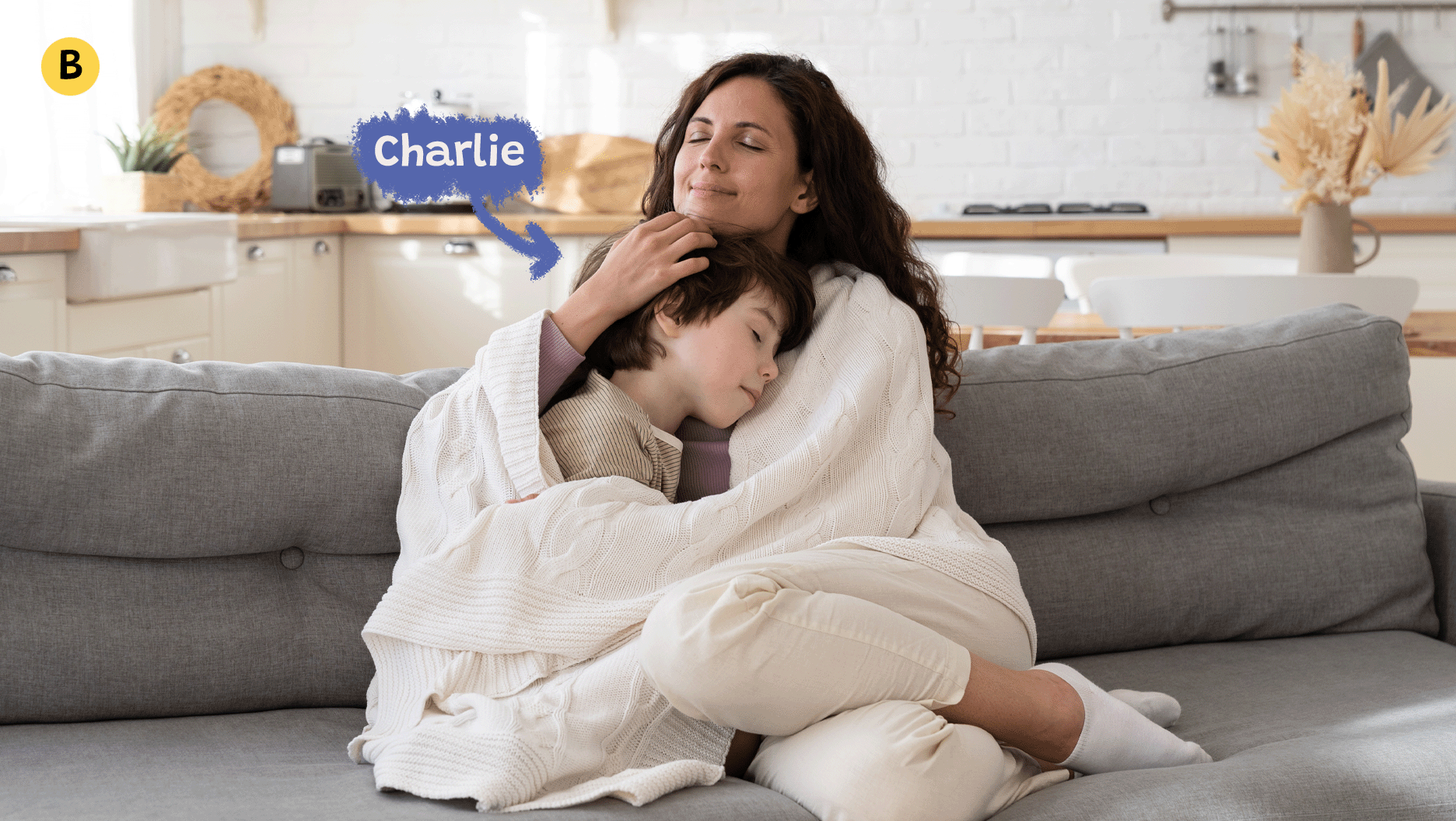 Charlie fait un câlin à sa maman.