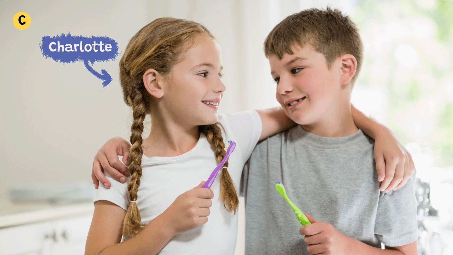 Charlotte et son frère se brossent les dents.