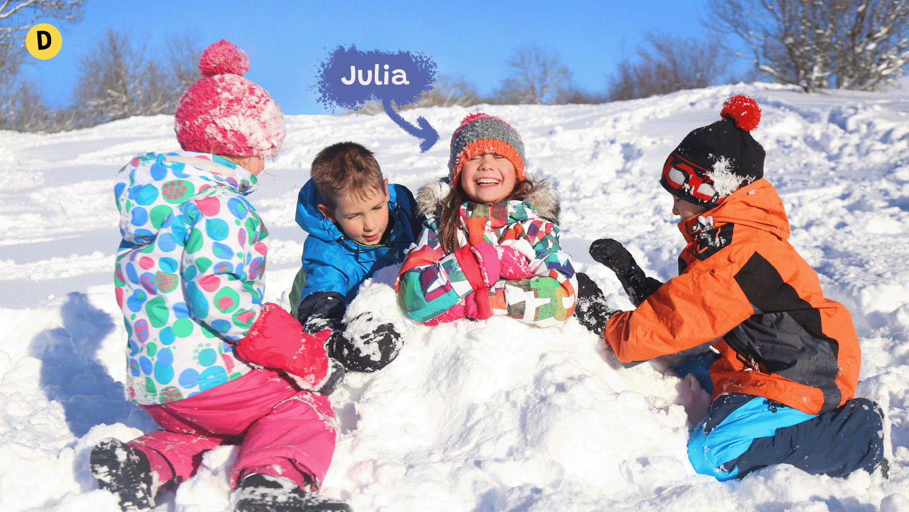 Julia et ses amis jouent dans la neige.