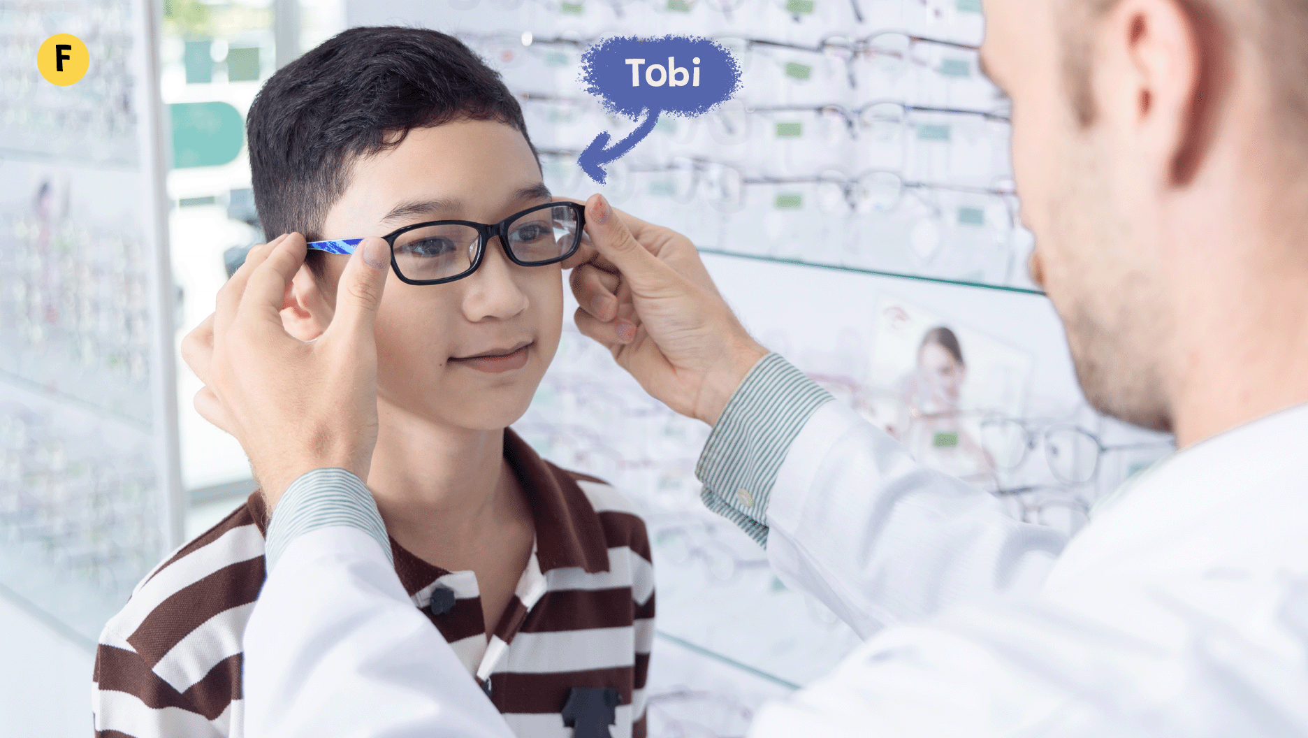 Tobi essaie ses nouvelles lunettes.