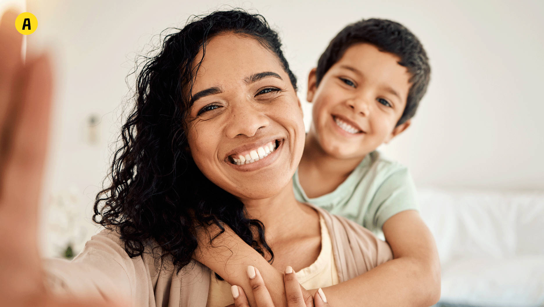 A. Une mère et son fils sourient à la caméra.