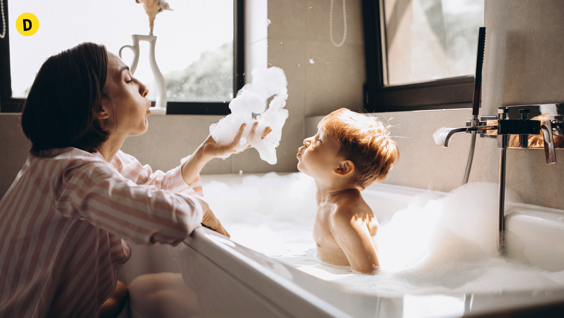 D. Une maman donne le bain à son garçon.