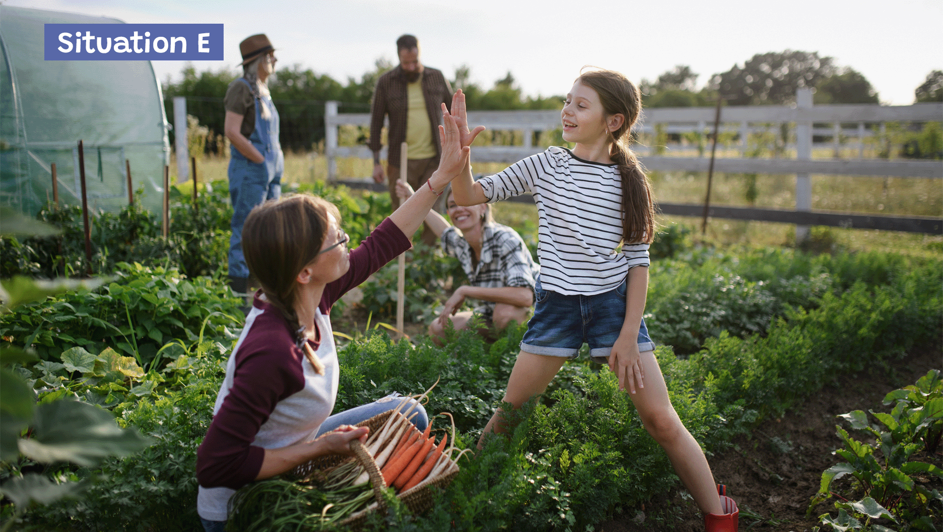 Des enfants s’occupent d’un jardin communautaire.