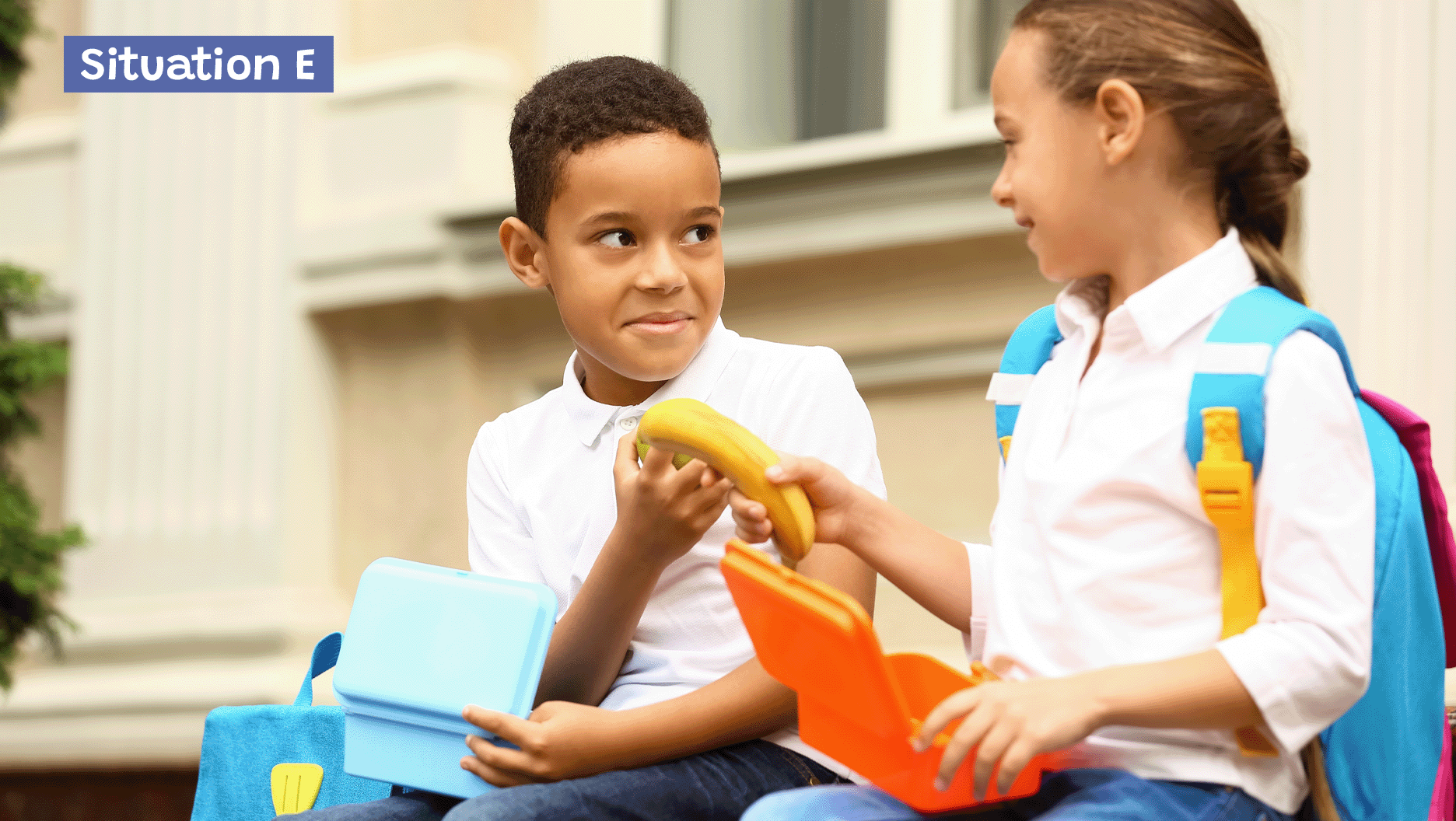 Situation E: Une fille qui partage sa collation avec un garçon.