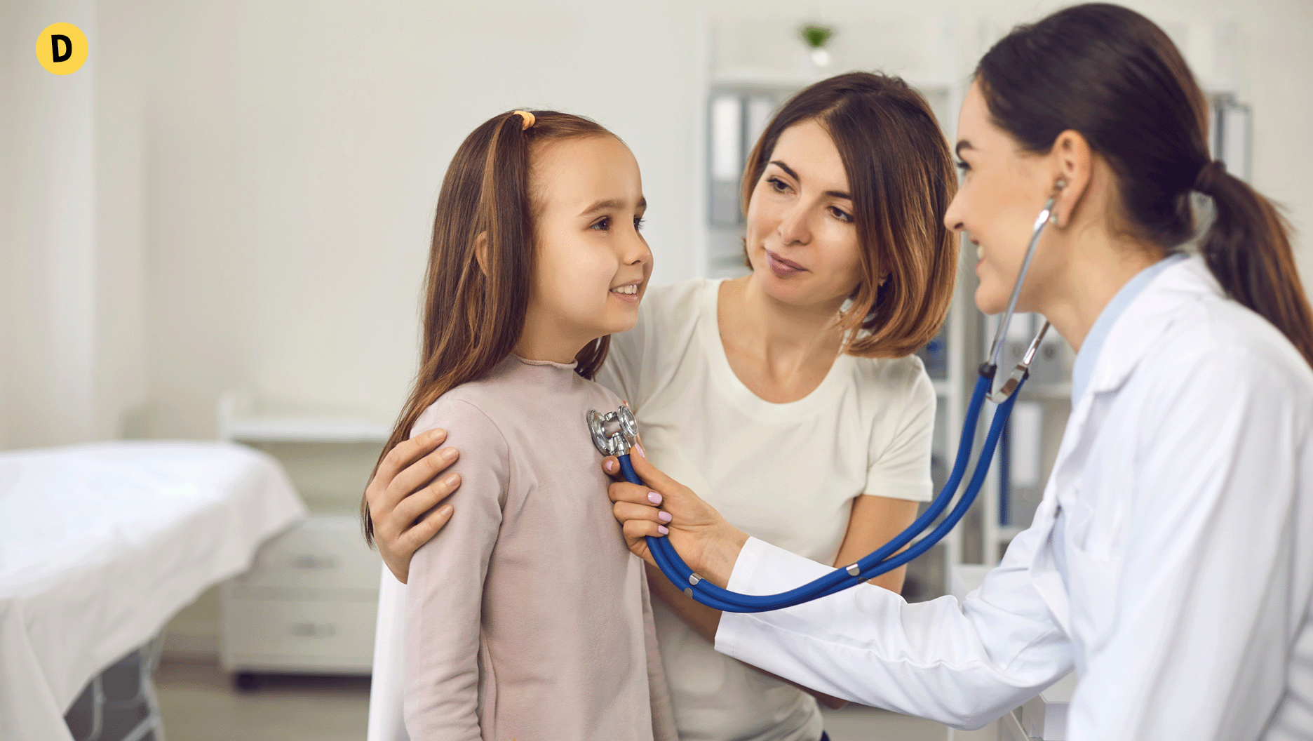 Une jeune fille se fait examiner chez le médecin.