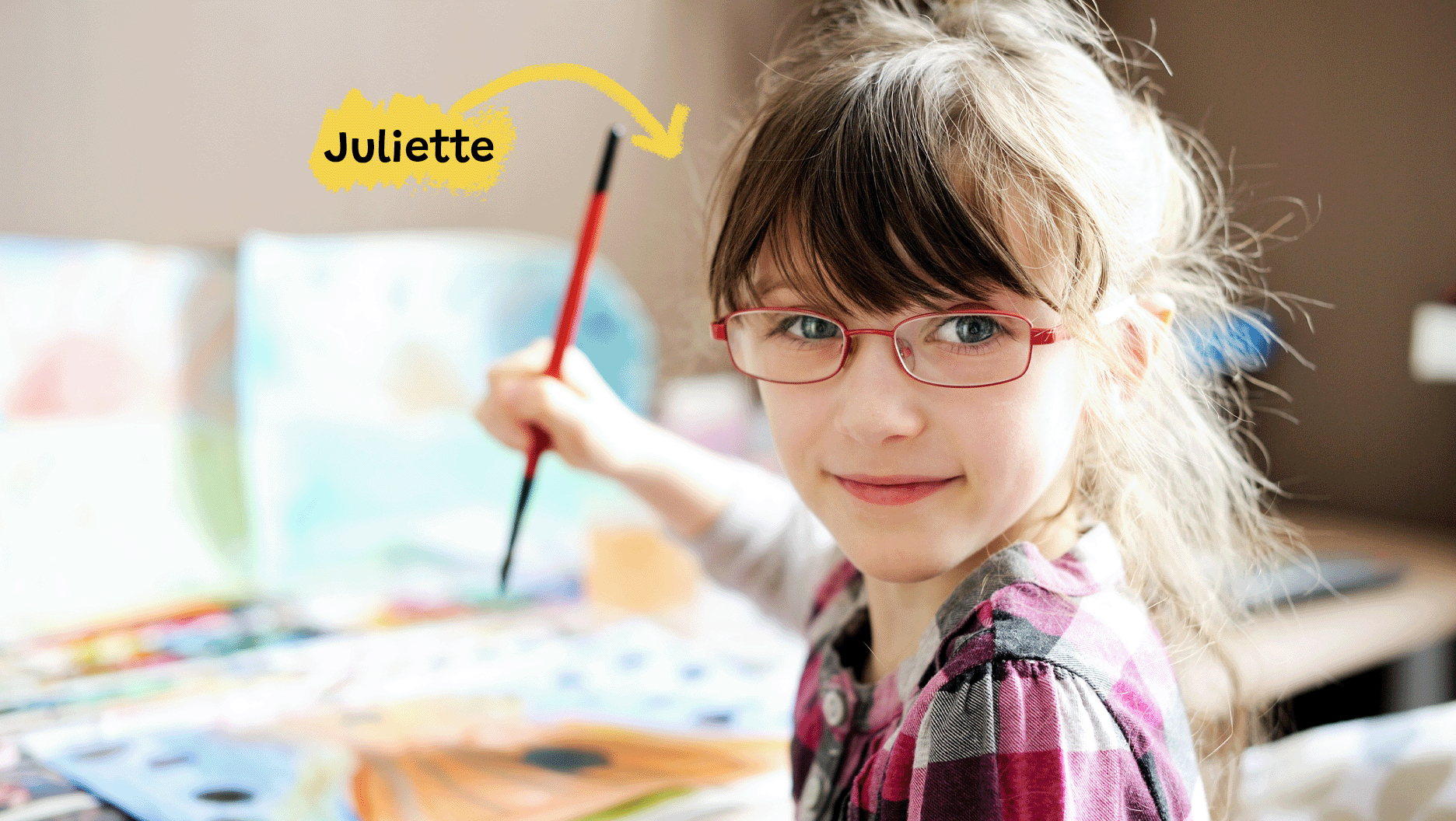 Une photo de Juliette en train de peindre pendant le cours d’arts plastiques.