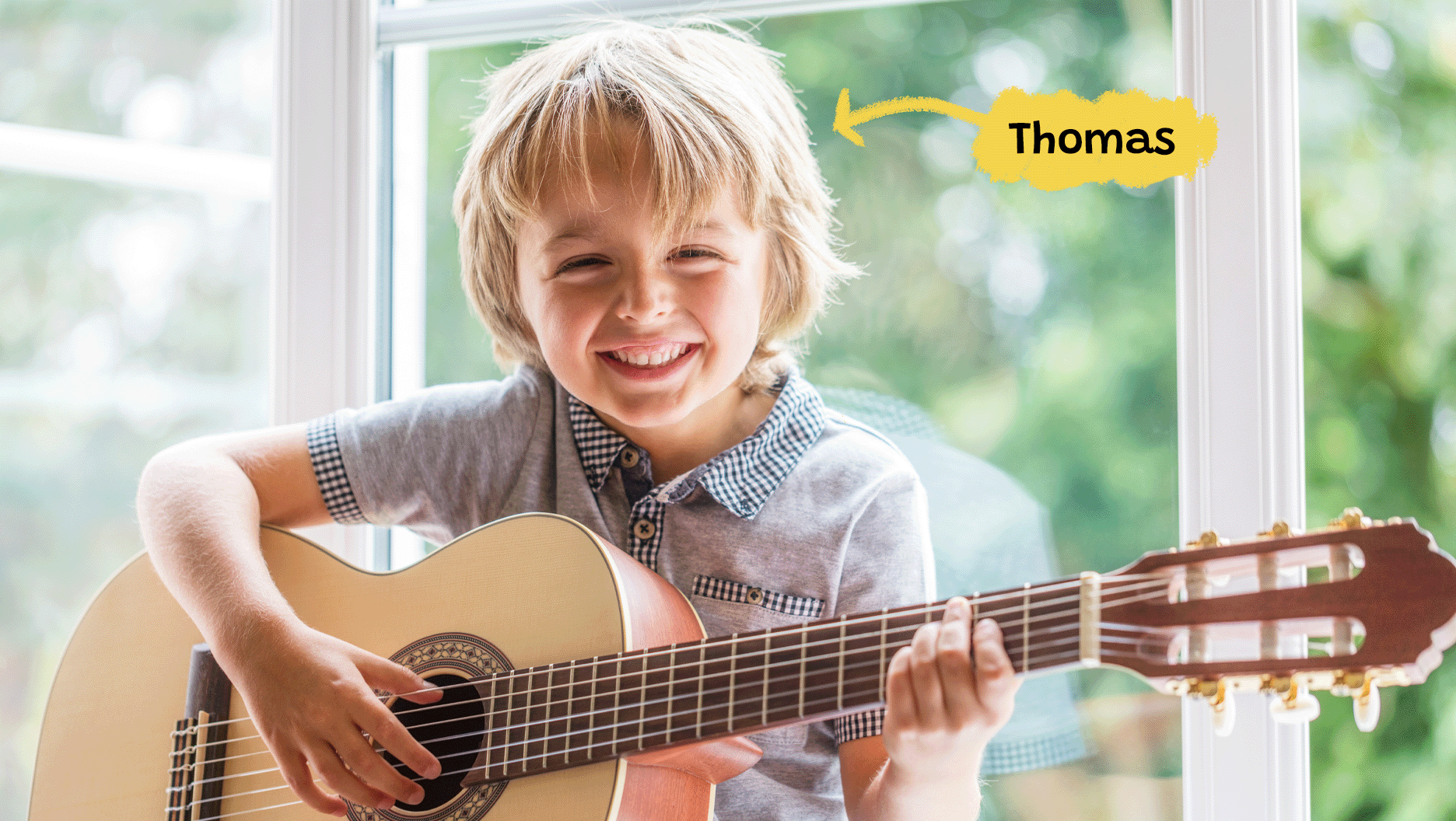 Thomas joue de la guitare.