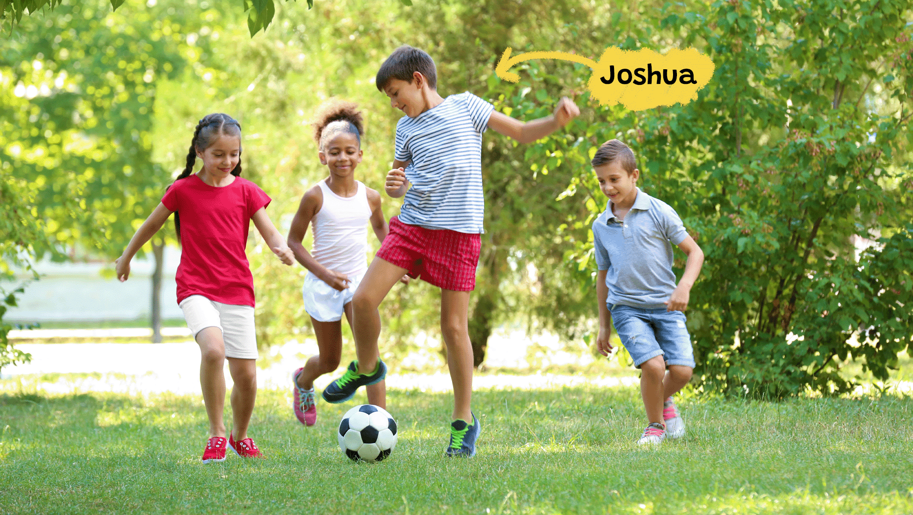 Joshua joue au soccer dans le parc avec ses amis.