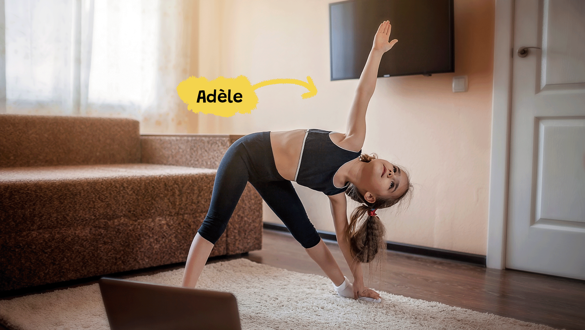 Adèle fait des exercices de yoga dans son salon.