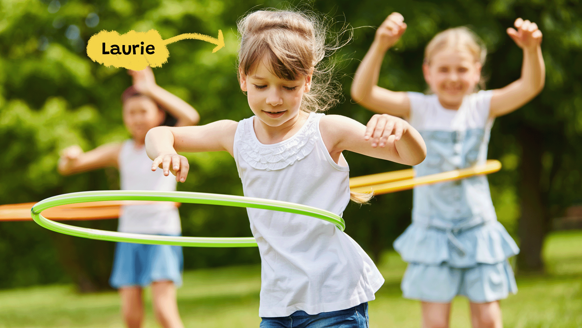 Laurie est une excellente gymnaste. Elle s’entraîne au cerceau.