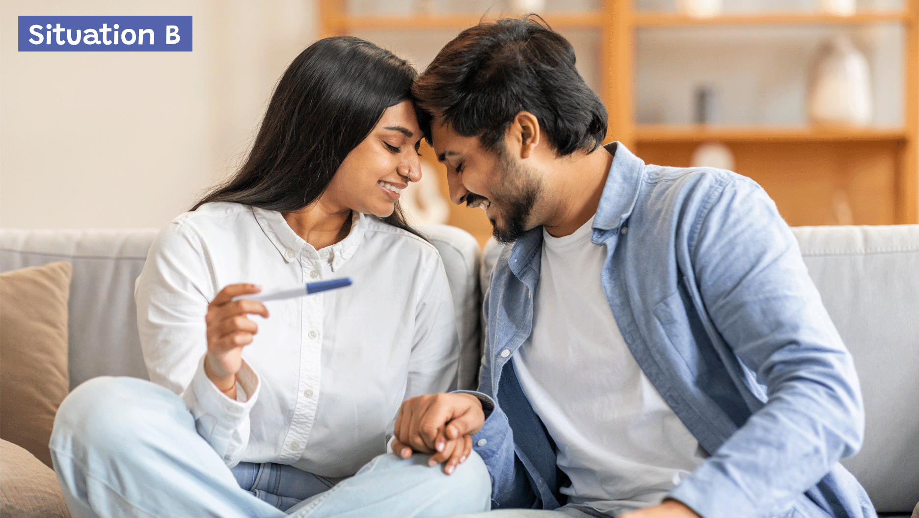 Situation B: Un couple sourit en regardant le résultat d’un test de grossesse.
