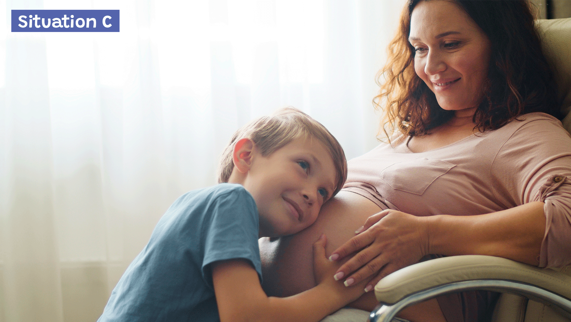 Situation C: Un garçon sent le bébé bouger dans le ventre de sa maman.