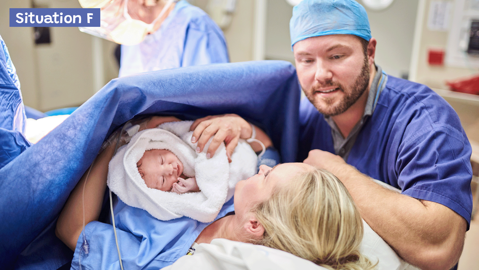 Situation F: Une maman et un papa regardent un bébé naissant.