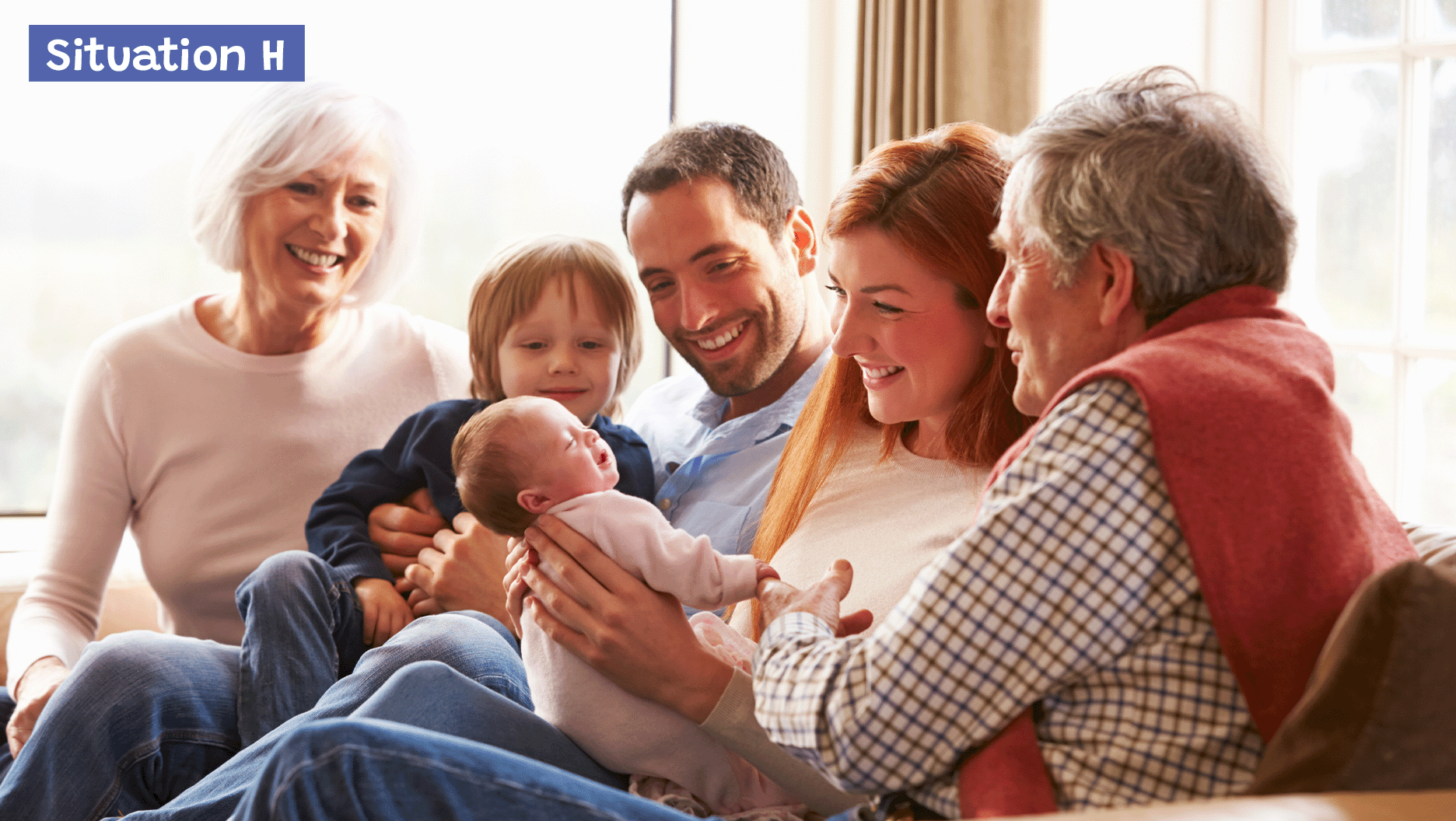 Situation H: Des grands-parents, des parents et un garçon sourient en regardant un petit bébé.