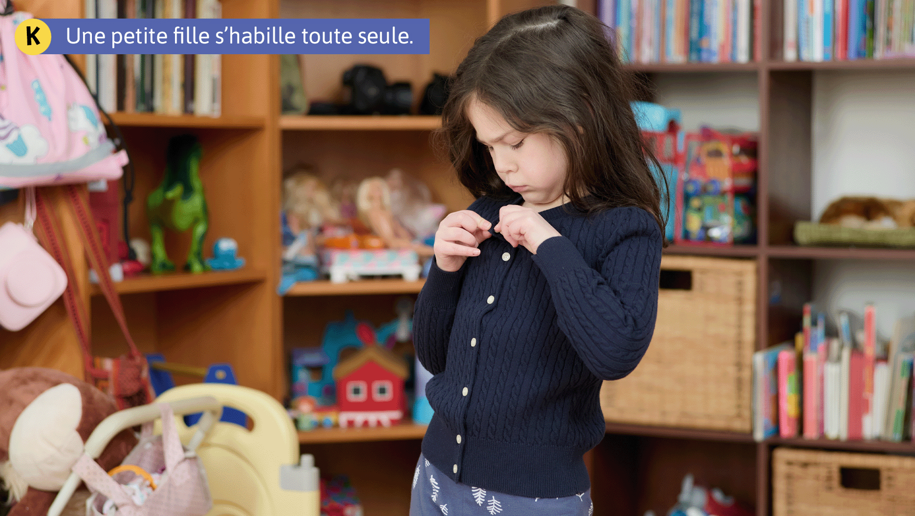 Une petite fille s’habille toute seule.