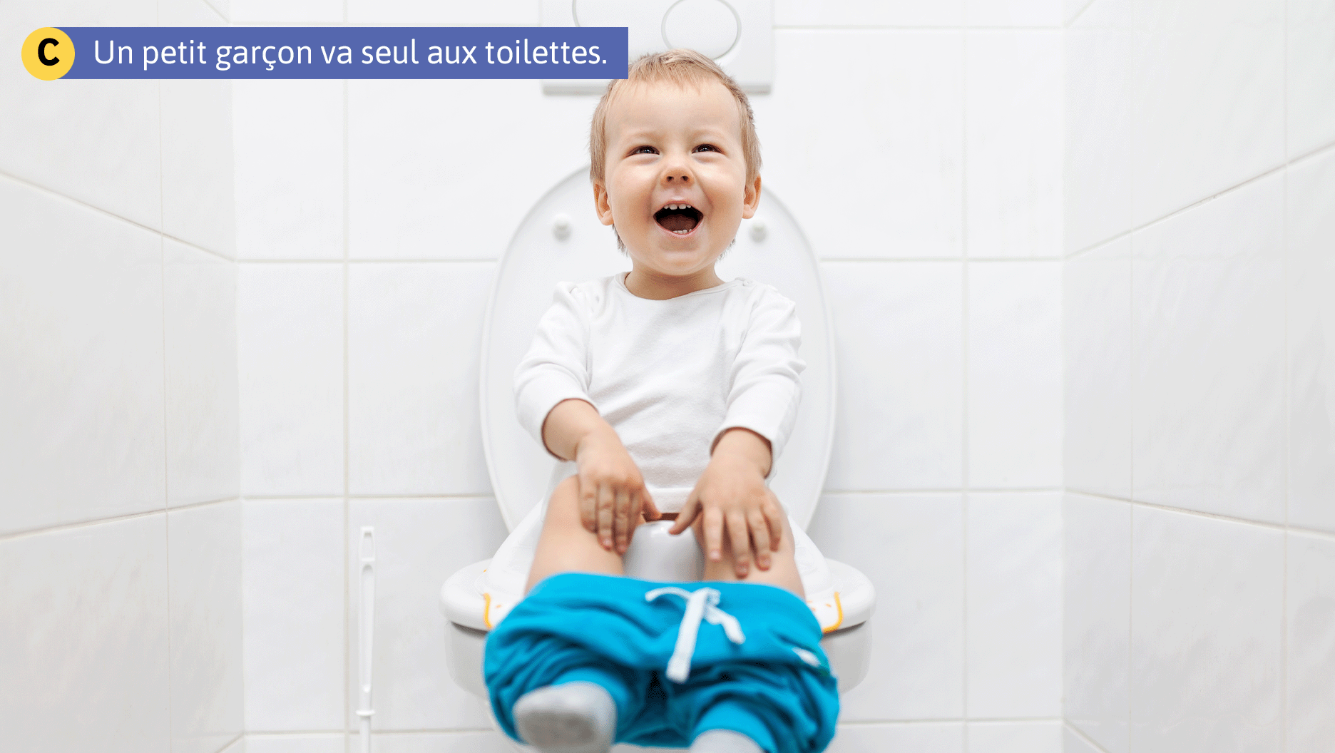Un petit garçon va seul aux toilettes.