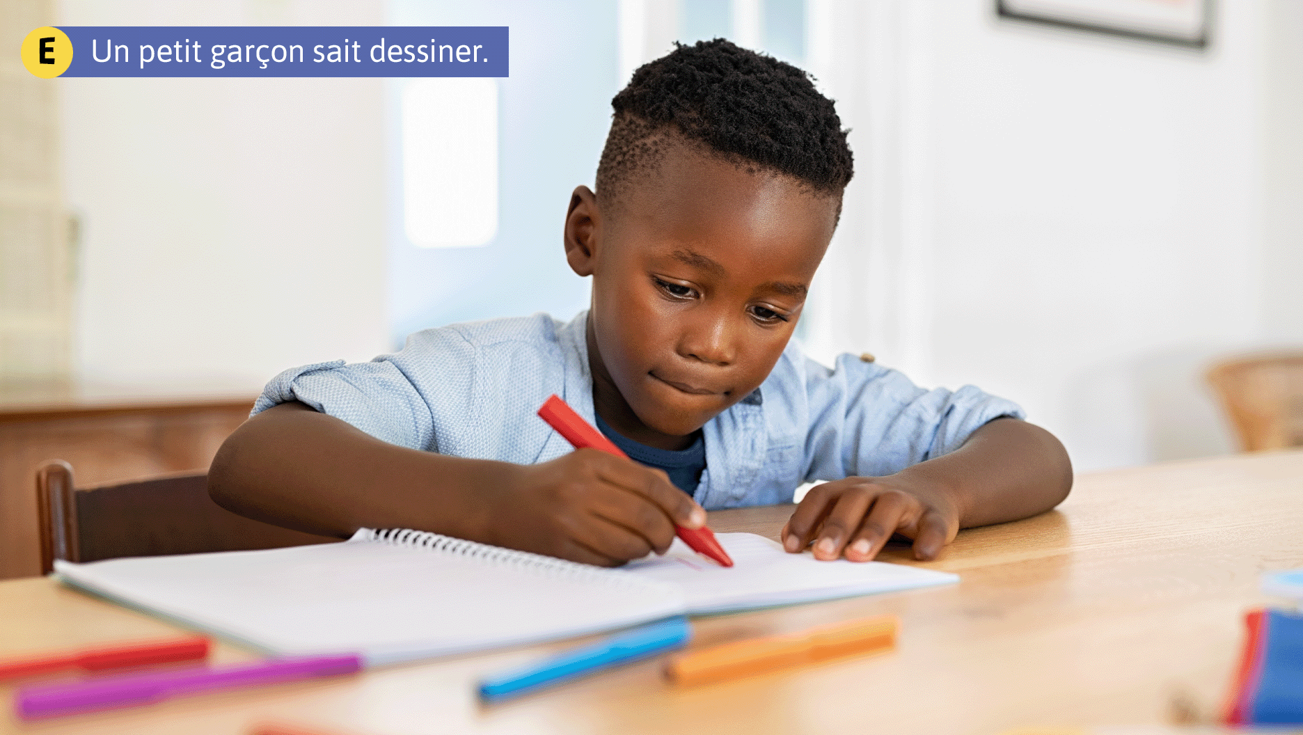 Un petit garçon sait dessiner.