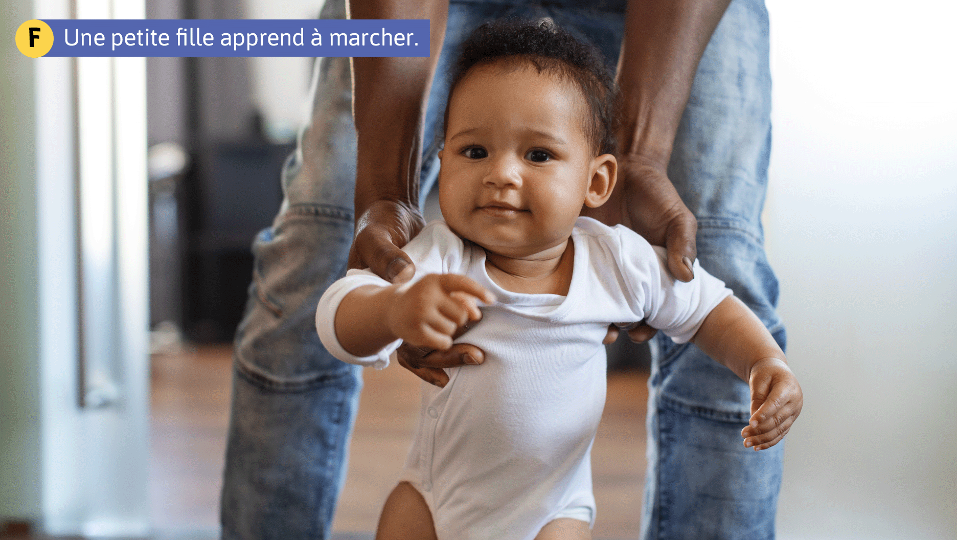Une petite fille apprend à marcher.
