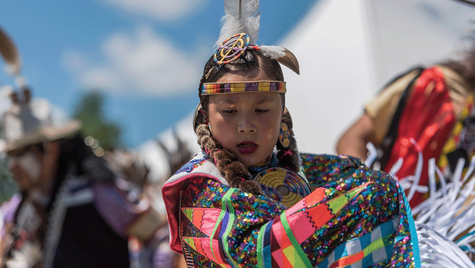 Une jeune fille performe une danse traditionnelle des Premières Nations durant le Festival autochtone du solstice d’Ottawa.