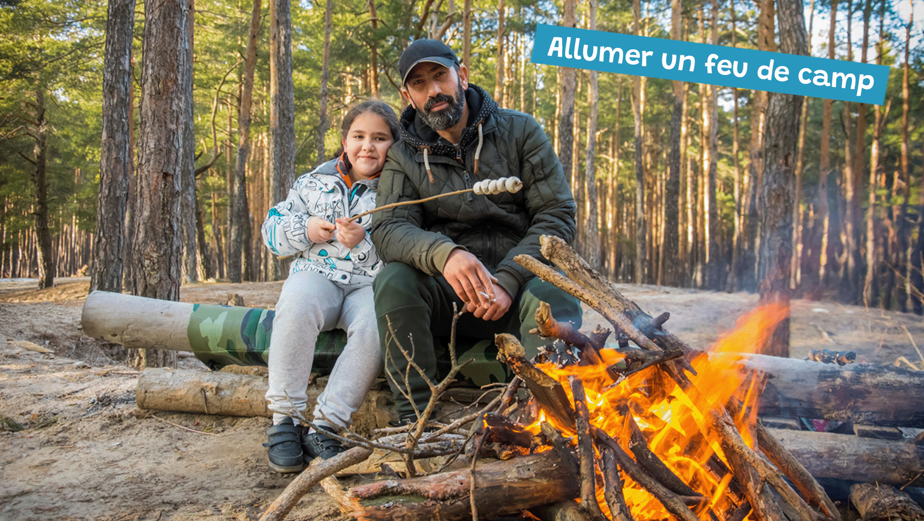 Une fille et son père font griller des guimauves au-dessus d’un feu de camp, en forêt.