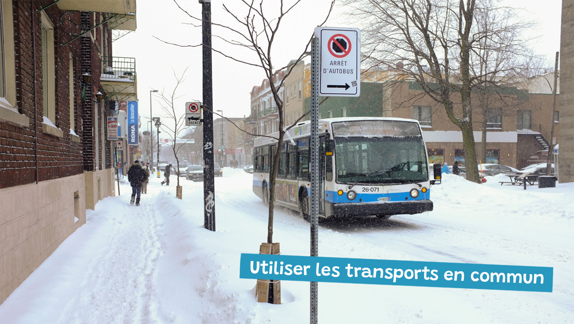 Un autobus du réseau de transport en commun de Montréal s’arrête au coin d’une rue.