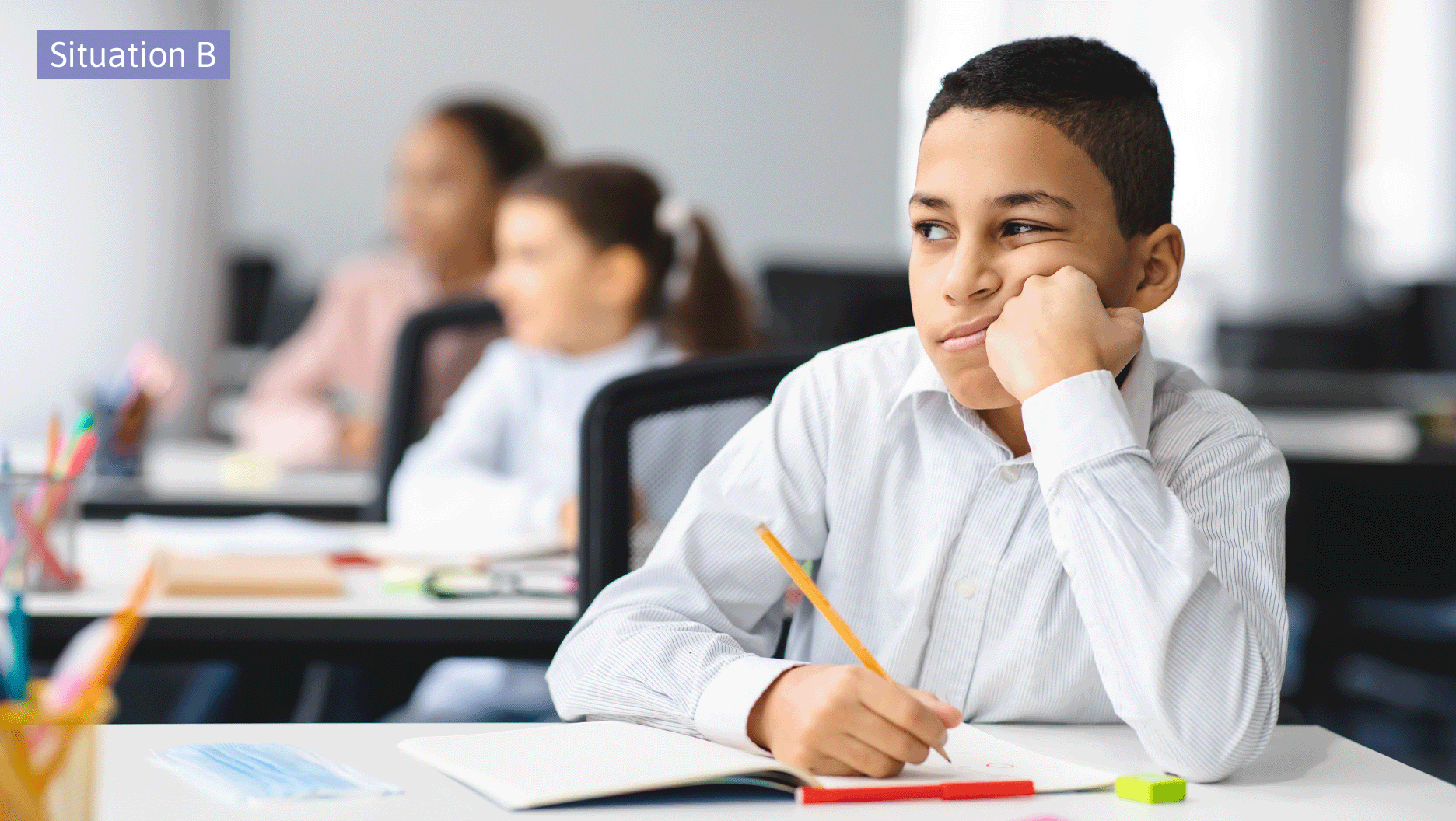 Éliot a l’air perdu dans ses pensées pendant qu’il est en classe.