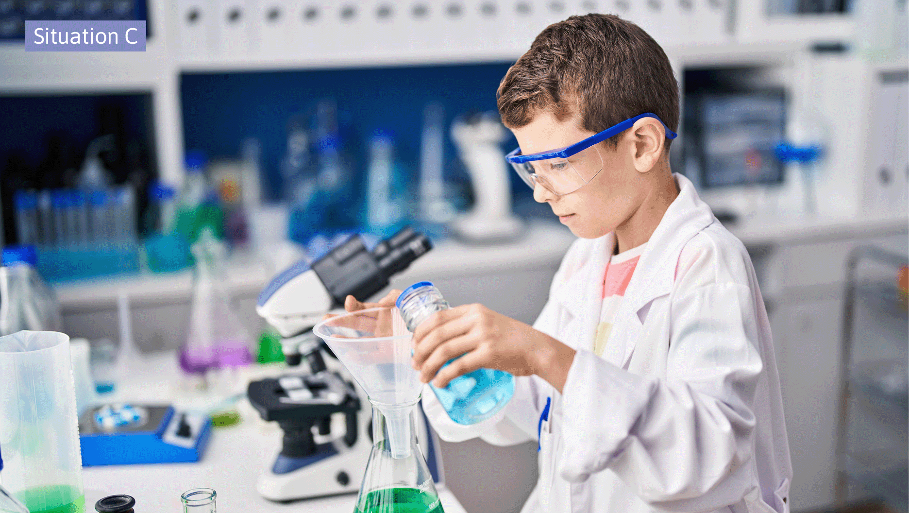Julien fait une expérience scientifique dans le laboratoire de l’école.