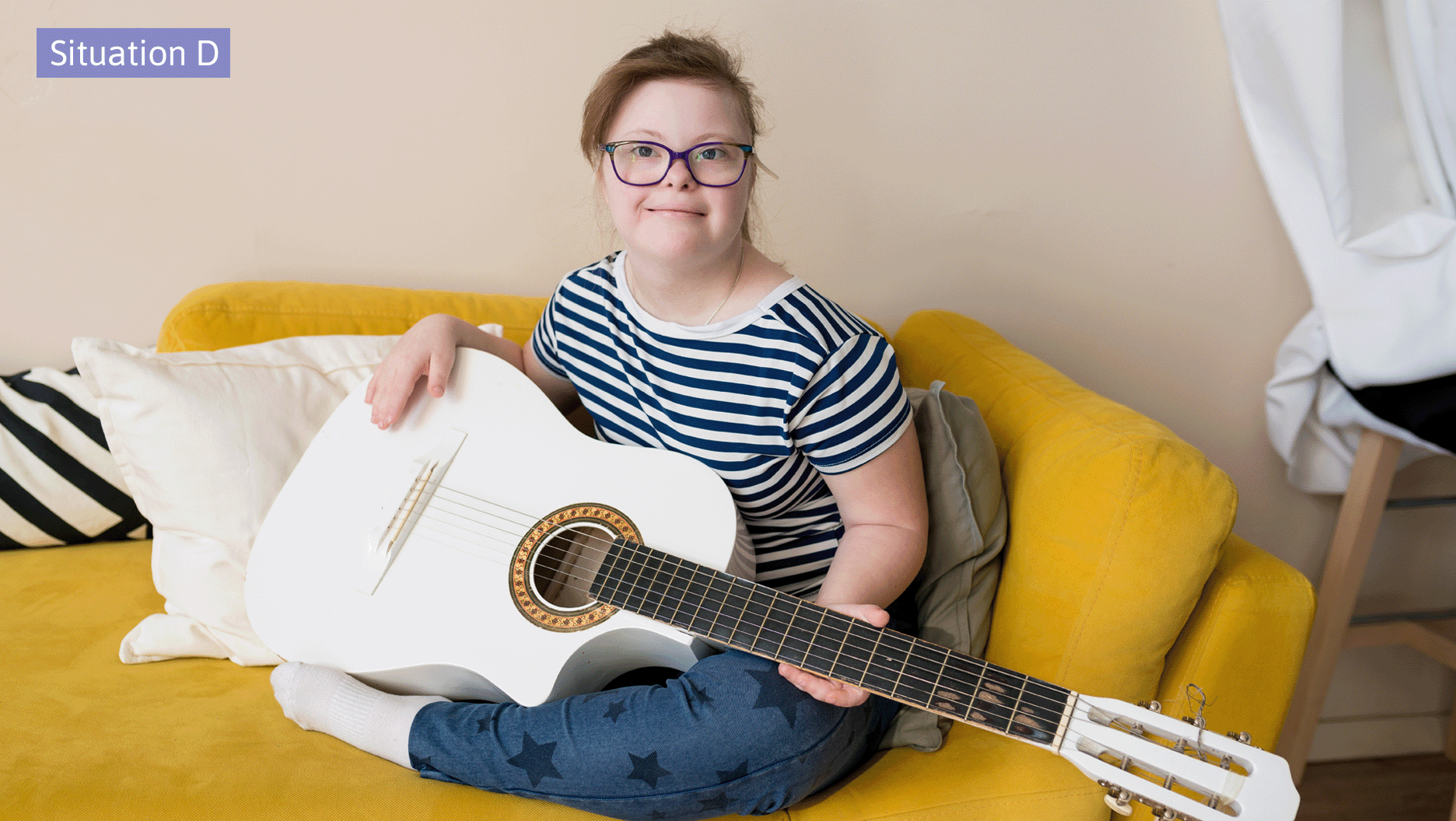 Olivia joue de la guitare. Elle a le syndrome de Down.