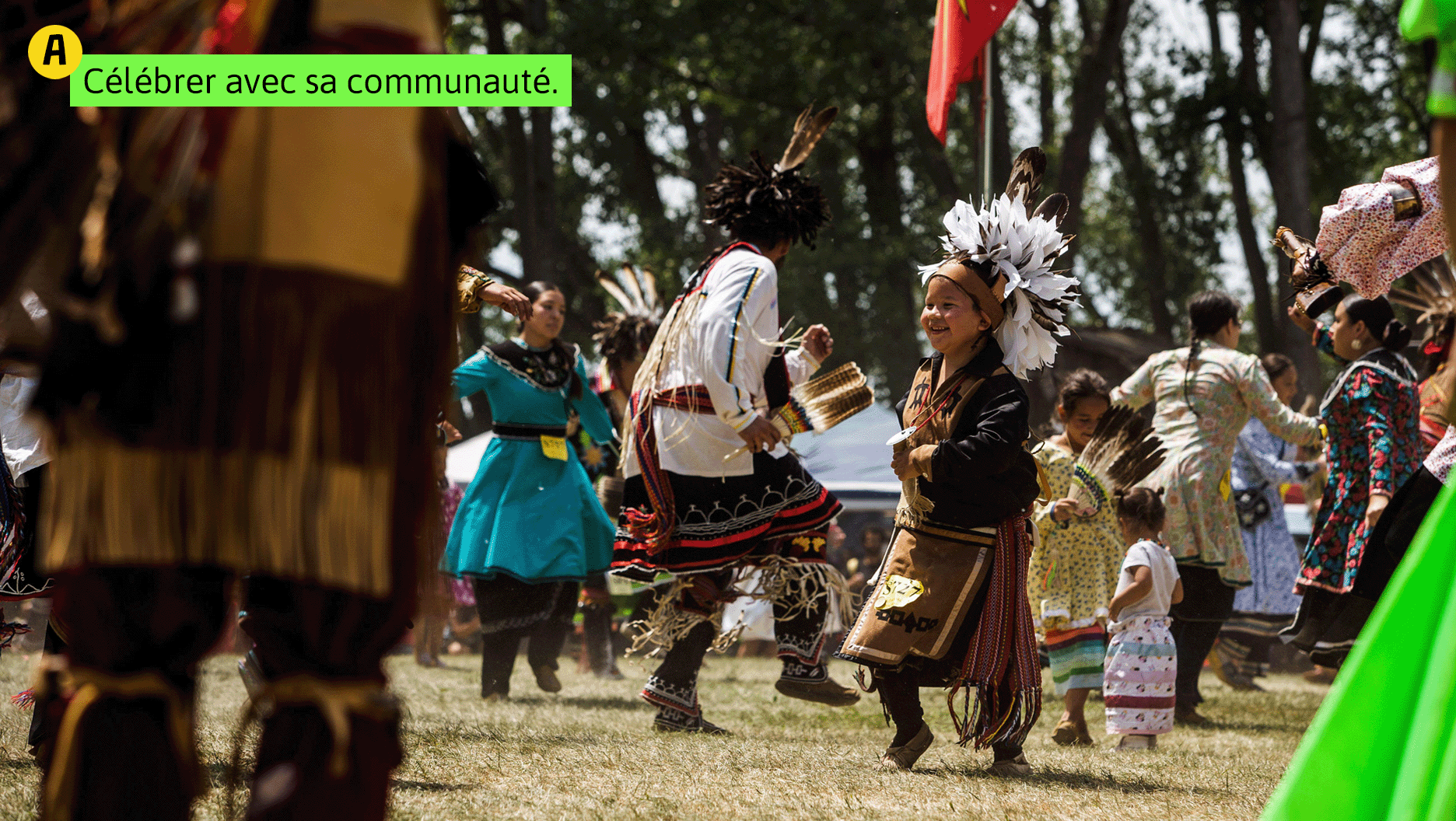 Situation A: Célébrer avec sa communauté. Des membres des Premières Nations participent à une célébration.