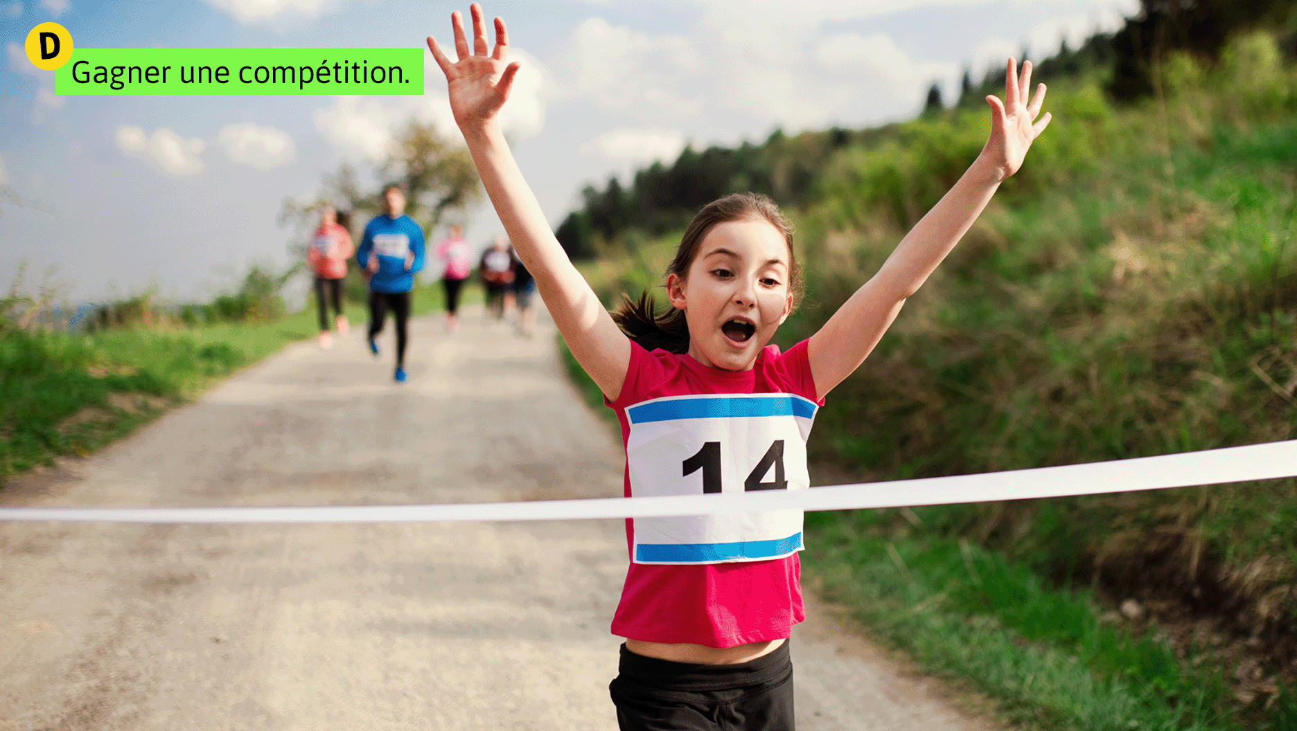 Situation D: Gagner une compétition. Une fille lève les bras en franchissant la ligne d’arrivée.