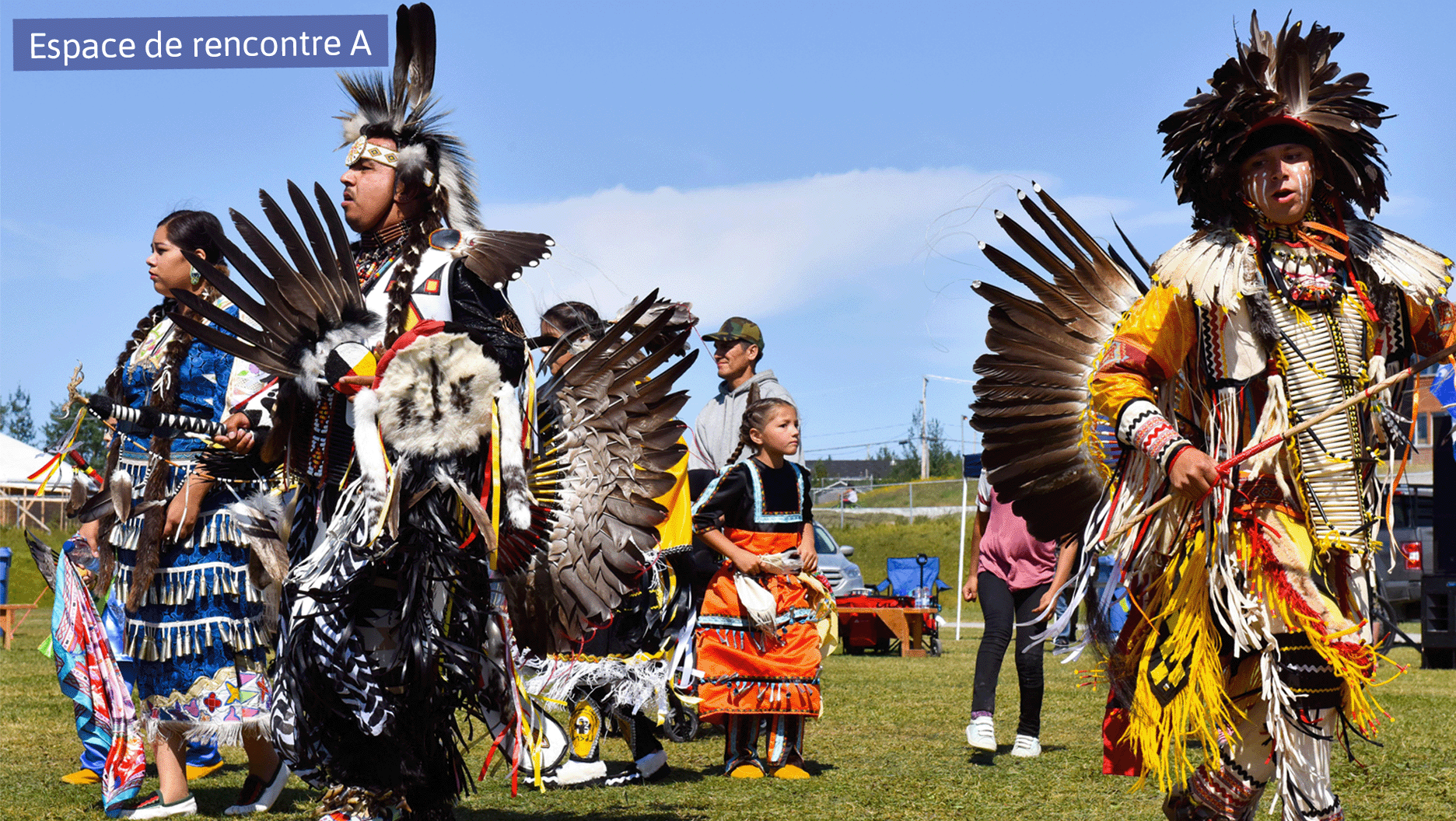 Un pow-wow où des membres des Premières Nations dansent en costumes traditionnels.