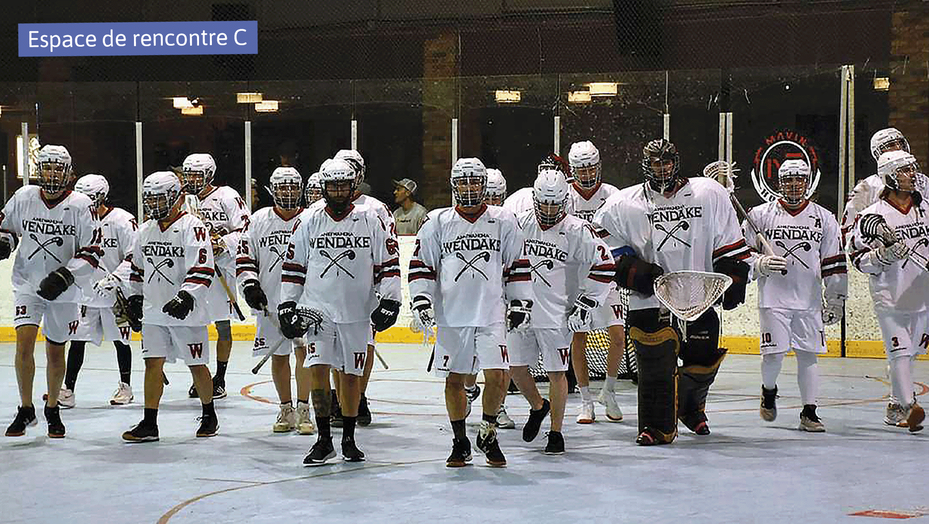 Les joueurs de l’équipe de crosse de Wendake.