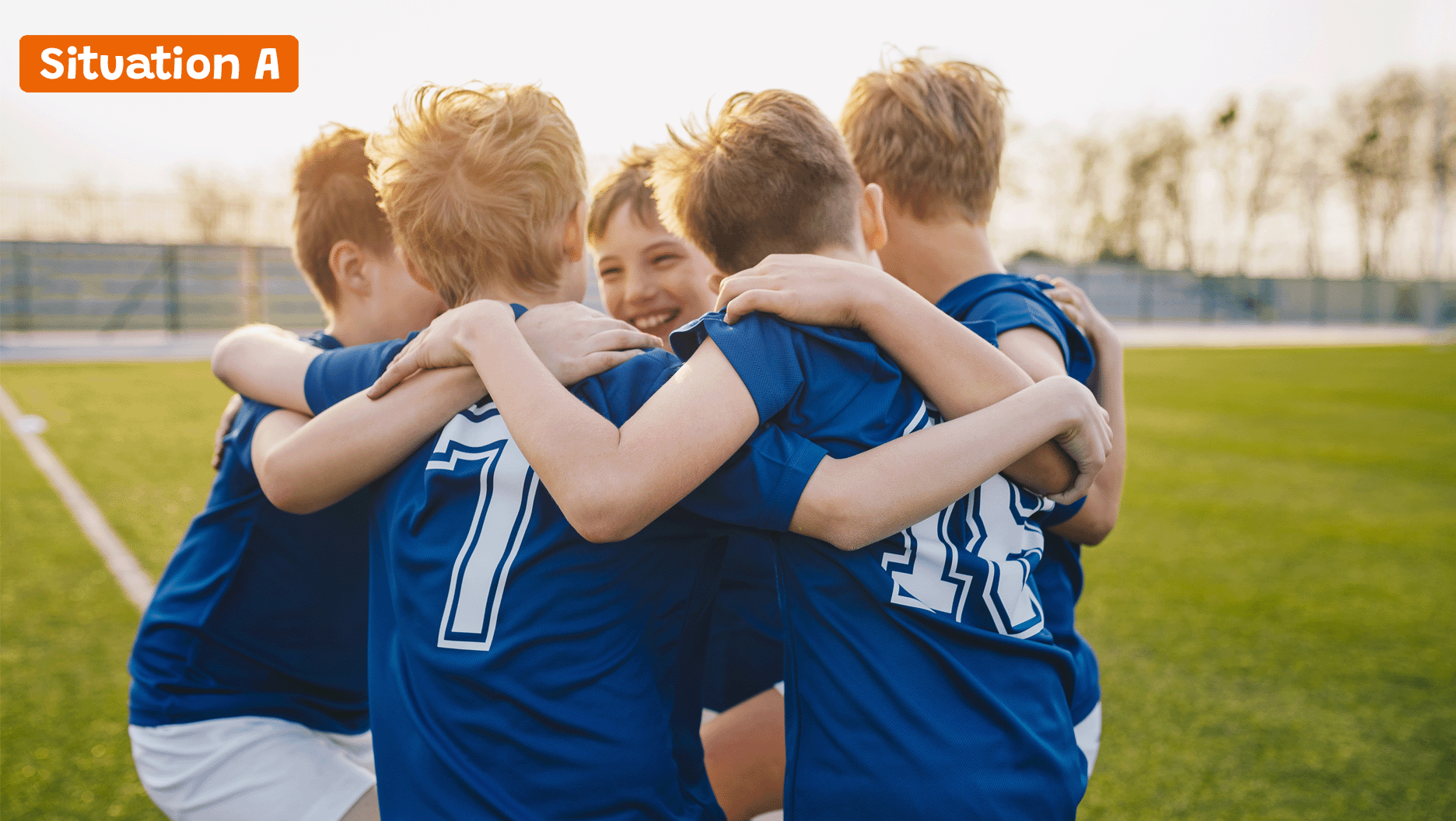 De jeunes coéquipiers au soccer célèbrent un but.
