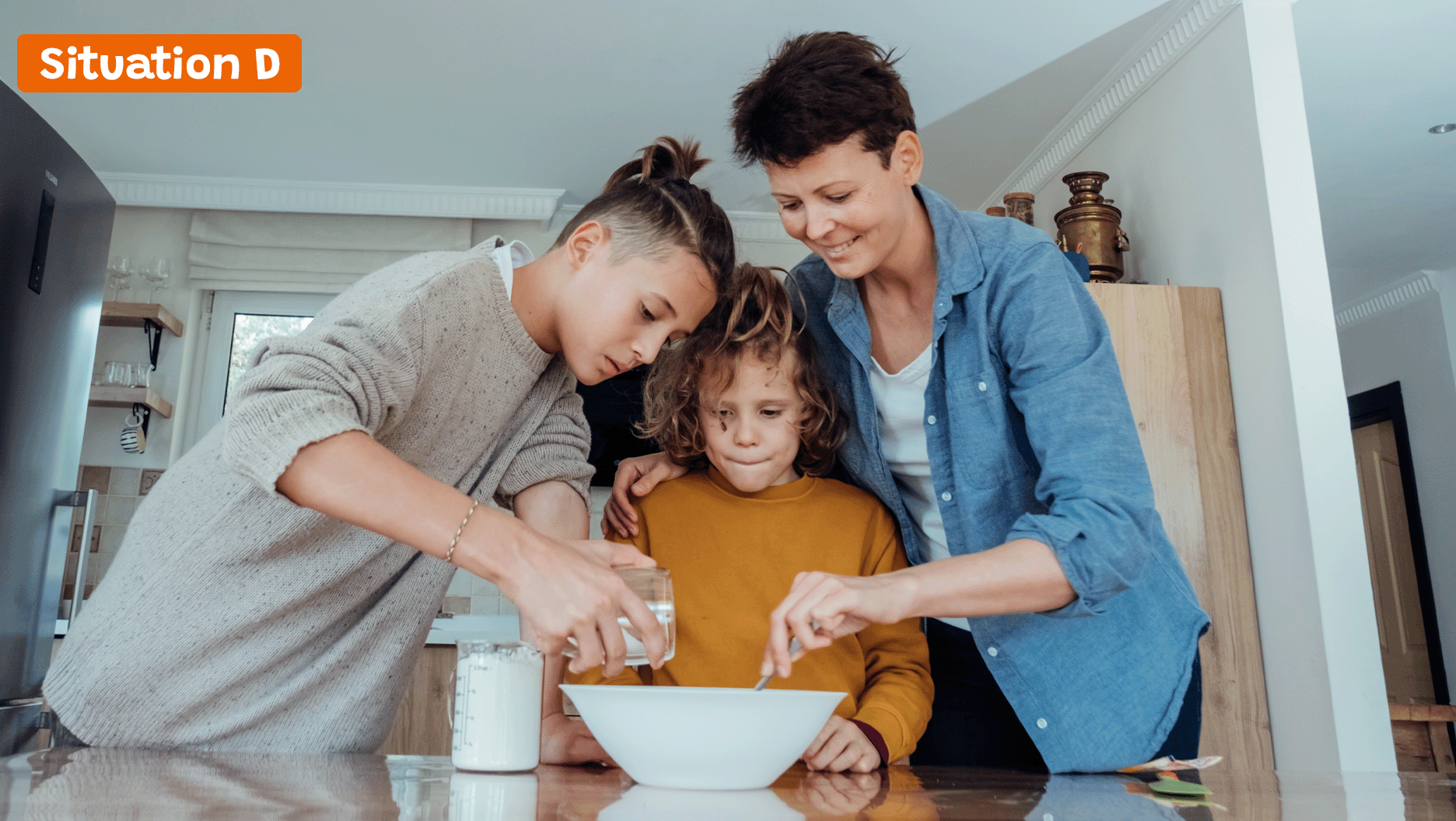 Deux jeunes cuisinent avec une adulte.