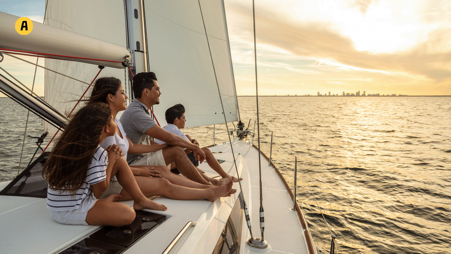 Une famille fait un voyage sur un voilier.